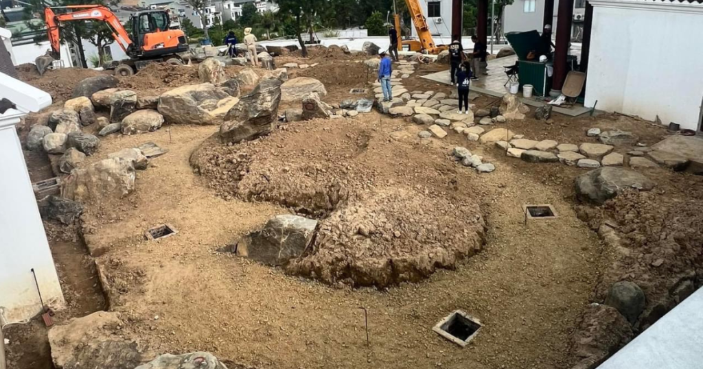 Trực tiếp đội ngũ kỹ sư của Sân Vườn Hồng Phát giám sát thi công dự án sân vườn tại Hạ Long